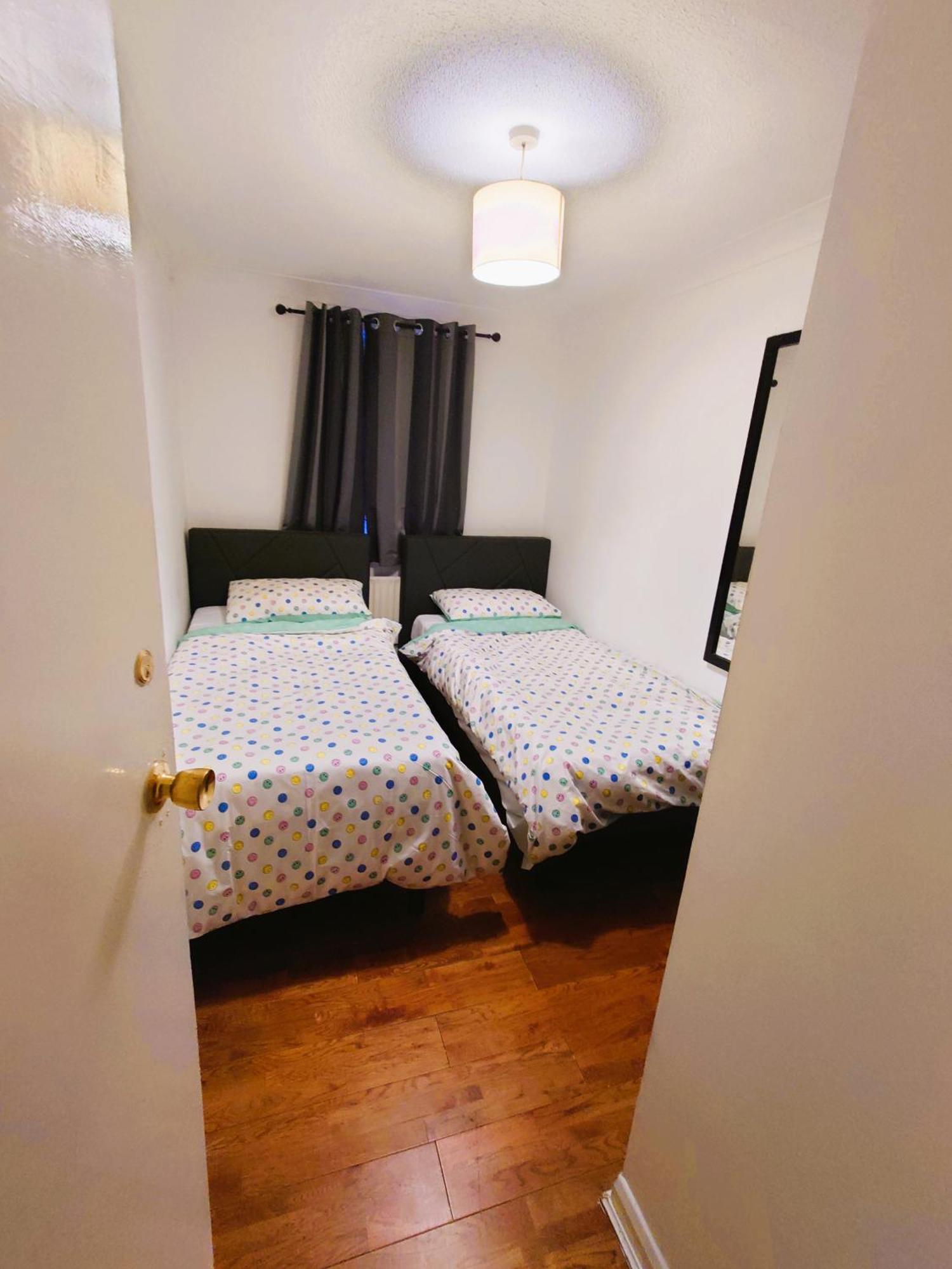 Edwardian 4 Bedrooms With 4 Bathrooms Townhouse, Next To Underground, Accommodates 10 People London Exterior foto